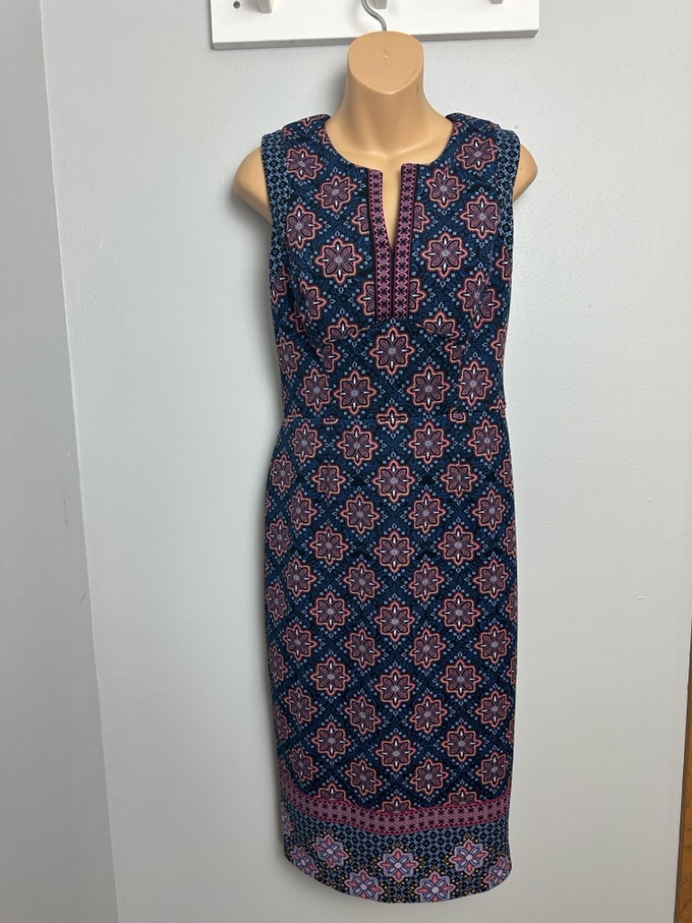 Maggy London Navy and Pink Sleeveless Midi Sheath Dress